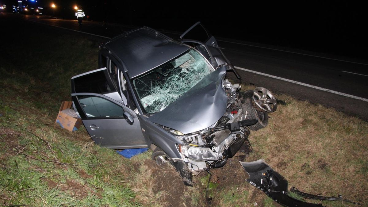Mitsubishi v protisměru smetlo mazdu, ve které zemřela řidička. Šofér byl zřejmě zdrogovaný